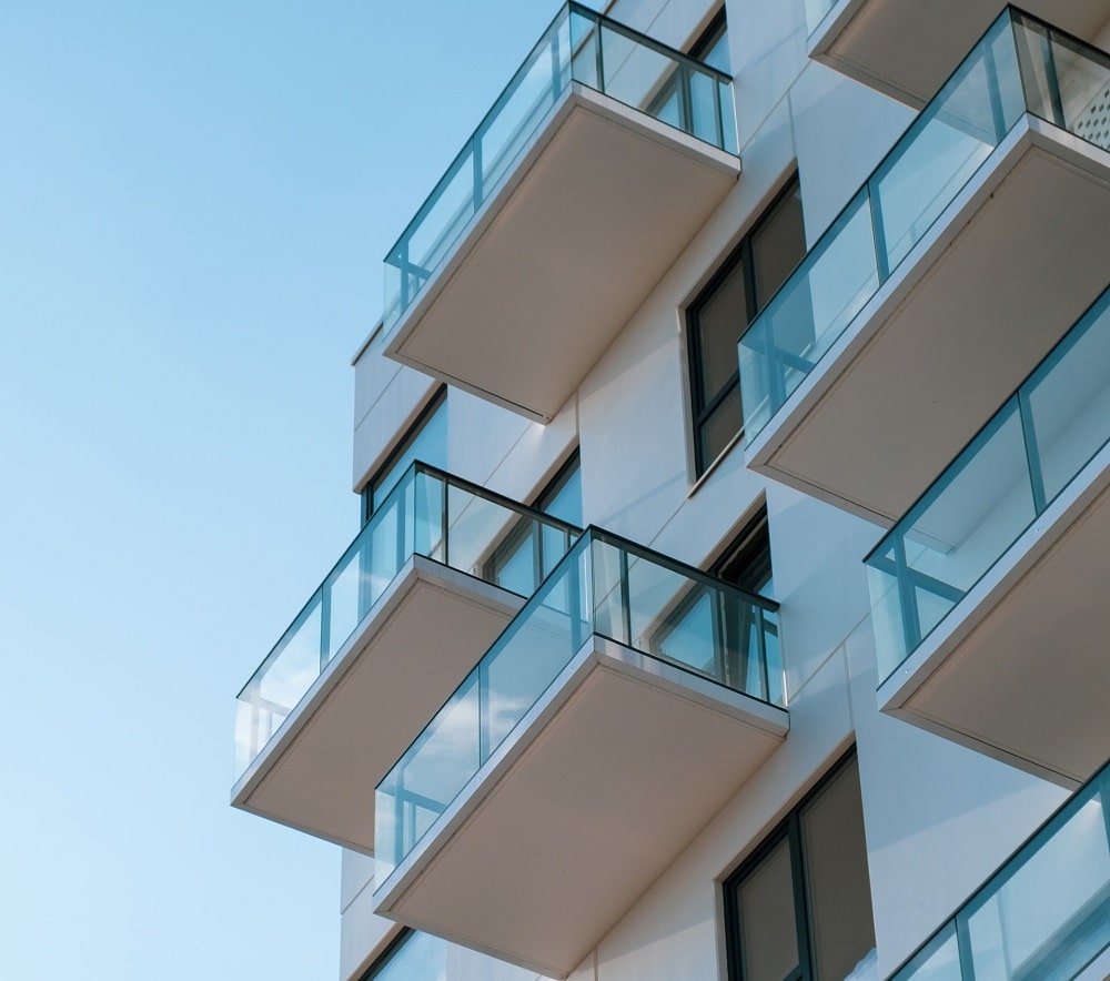 Основные виды балконных ограждений, их преимущества и недостатки .
