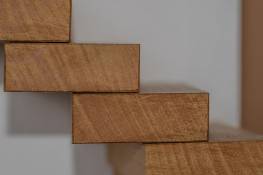 Особенности монтажа деревянных ступеней