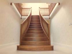 Как выбрать перила к лестнице? Четыре рекомендации по подбору