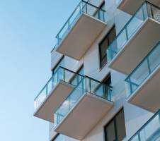 Основные виды балконных ограждений, их преимущества и недостатки